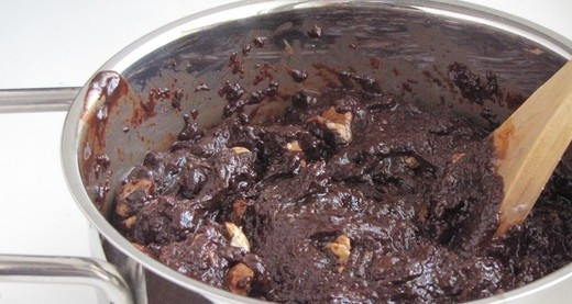 1. Этап. Шоколадная помадка: Добавьте орехи в шоколадную массу. Хорошо перемешайте.