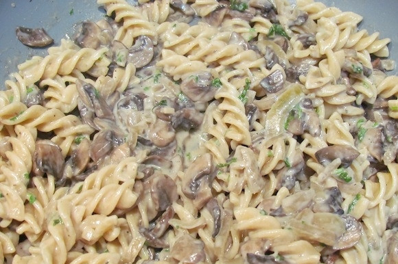 1. Этап. Пенне с грибами: Добавьте в сковороду к овощам варёные пенне. Перемешайте. Потушите всё вместе около 5 минут. Подавайте пенне с грибами, украсив листиками кинзы.