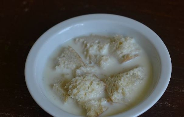 1. Этап. Фрикадельки из рыбного фарша: Кусочки хлеба положите в миску и залейте молоком. Дайте им постоять, чтобы хлеб размок.