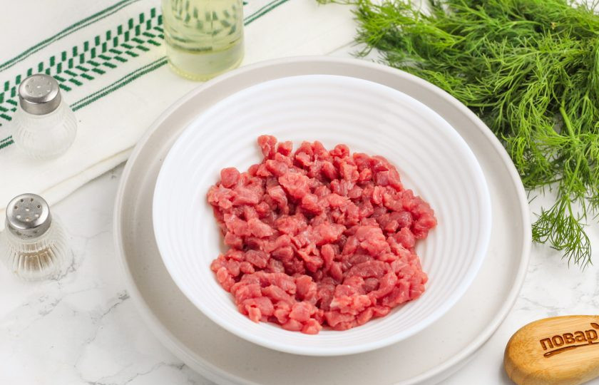 1. Этап. Тартар из говядины классический: Говядину промойте в воде и обсушите бумажными салфетками. С мякоти вырежьте жилы и пленки, нарежьте мелкими кубиками и выложите в пиалу, креманку.