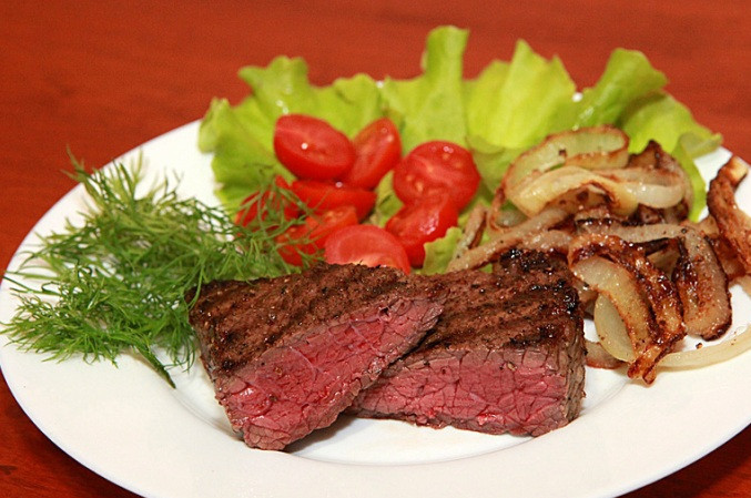 1. Этап. Говядина на сковороде гриль: Теперь подаем стейки из говядины с обжаренным луком на гарнир и с солонкой, солить мясо нужно непосредственно во время еды. Приятного всем аппетита!