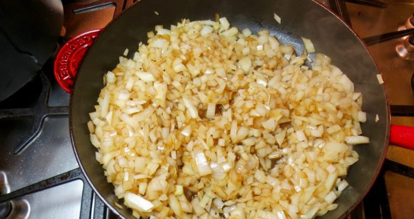 1. Этап. Гуляш с мясом: 3. Верните сковороду на огонь, добавьте растительное масло и выложите лук, посолите его и готовьте 5-10 минут. Переложите лук к мясу.