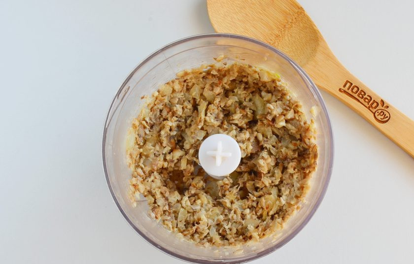 1. Этап. Вкусные пирожки на кефире: Переложите грибы в блендер и измельчите.