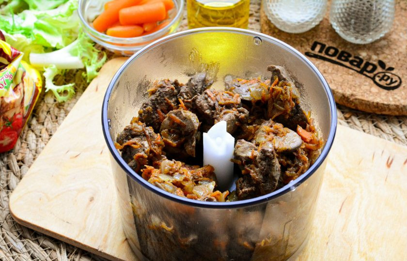 1. Этап. Печеночные ежики: Выложите обжаренную печень в чашу блендера.