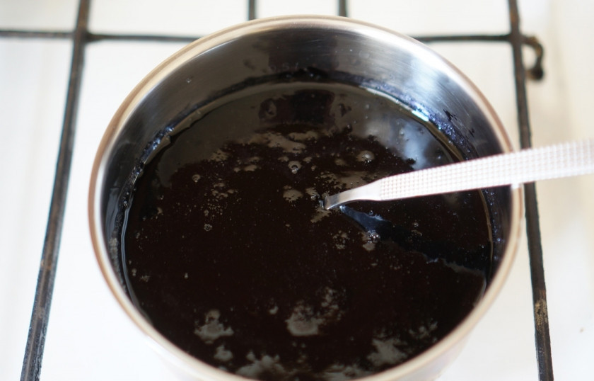 1. Этап. Карамельное яблоко: Поставьте сотейник на плиту, включите огонь на максимум и доведите карамель до ста тридцати градусов. Когда она начнет кипеть и пузыриться, снимите сотейник с огня, иначе в дальнейшем карамель начнет быстро пригорать.