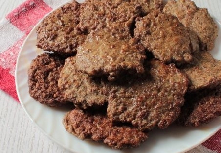 1. Этап. Печеночники с манкой: 5. После приготовления выложите печеночники на бумажное полотенце, чтоб избавить от лишнего жира. Затем переложите на блюдо. Подавайте к столу теплыми.