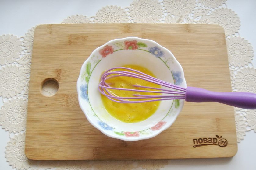 1. Этап. Клецки из капусты: Добавьте соль и взбейте.