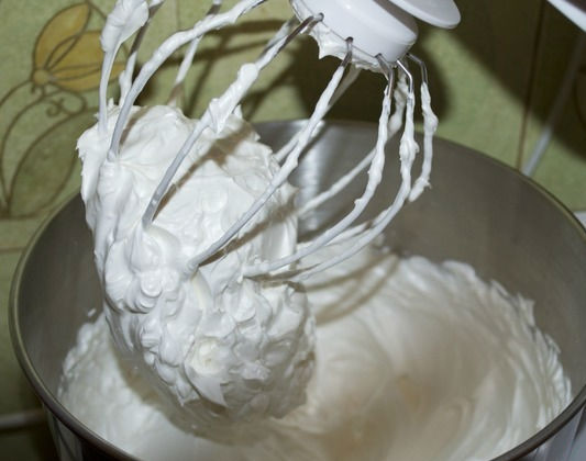 1. Этап. Десерт Анна Павлова с пряными грушами: 4. В сухую чашу миксера добавляю охлажденные белки, всыпаю щепотку соли и взбиваю все около 1-2 минут, затем порционно ввожу сахарный песок. Взбиваю до образования крепких пиков.