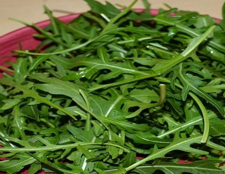 1. Этап. Салат с сырыми шампиньонами: Хорошо промойте рукколу, обсушите и разложите в салатнице.