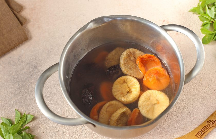 1. Этап. Паста Гиппократа с лимоном: Сухофрукты промойте, залейте водой и оставьте на несколько минут для размягчения.