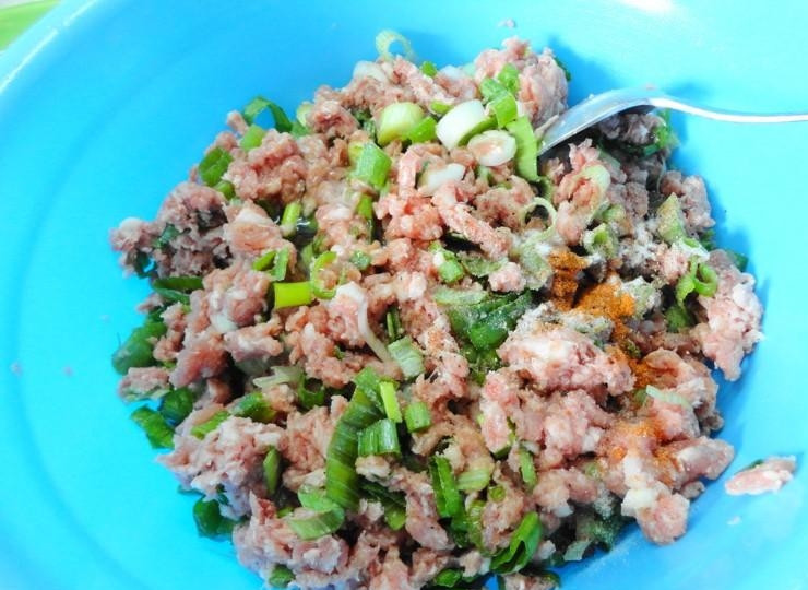 1. Этап. Пирог из слоеного теста в мультиварке: Лук моем и режем средним штрихом. Добавляем в миску с готовым фаршем. Вмешиваем белок, добавляем специи и соль по вкусу. Вливаем воду. Фарш должен намазываться на тесто, как паштет.