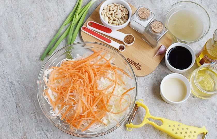 1. Этап. Китайский салат из капусты: Сверху тонко настрогайте соломкой морковь.