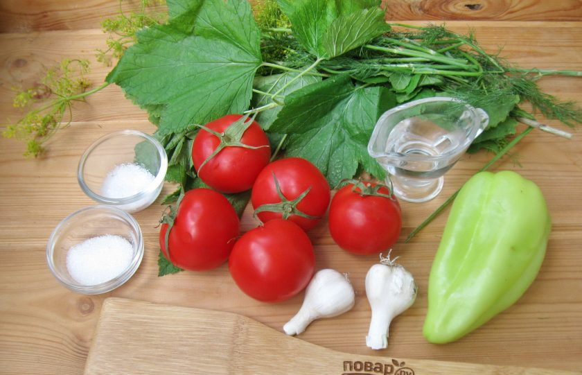 1. Этап. Помидоры с болгарским перцем на зиму: Подготовьте ингредиенты для приготовления помидор с перцем.