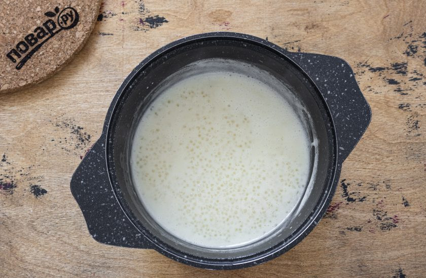 1. Этап. Каша из тапиоки: После добавьте тапиоку, убавьте огонь до минимального и варите шарики 10-12 минут до мягкости. Периодически помешивайте.