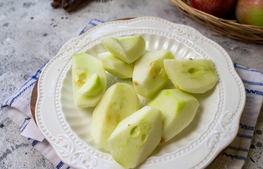 1. Этап. Яблочные вафли ПП: Яблоки очистите от кожуры и семян.