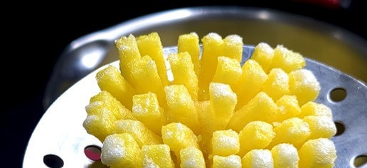 1. Этап. Картофельные Ёжики: Нагрейте масло, проверьте температуру с помощью щепотки крахмала на палочке для еды, затем обжаривайте картофель 7-8 минут до хрустящей корочки. Оставшиеся обрезки картофеля обжарьте как картофель фри предварительно посолив.