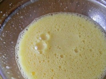 1. Этап. Шоколадный рулет с творожным кремом: И взбиваем до пены и растворения сахара.