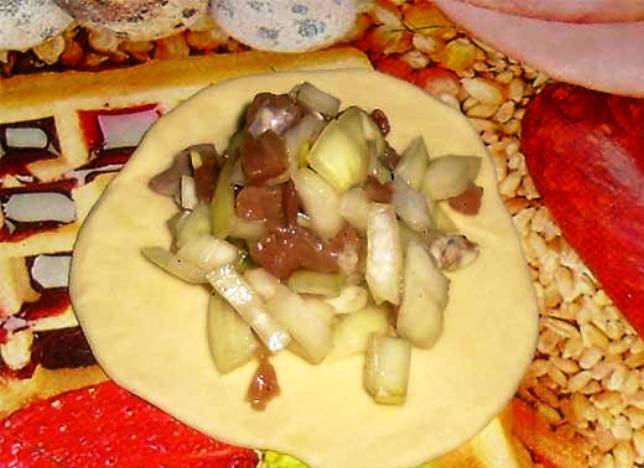 1. Этап. Джизакская самса: Разделите тесто на кусочки и раскатайте. На каждую лепешку положите немного мяса – примерно столовую ложку.