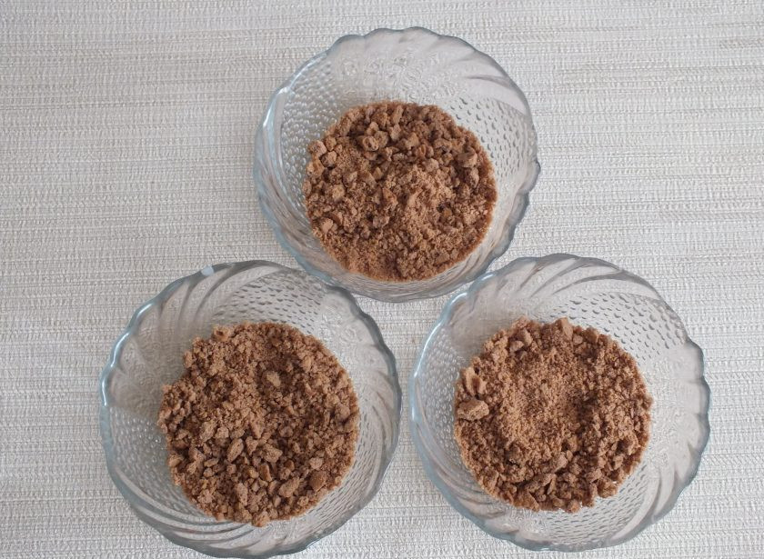 1. Этап. Ленивый чизкейк: Возьмите глубокие чашки или бокалы, разложите измельченное печенье.