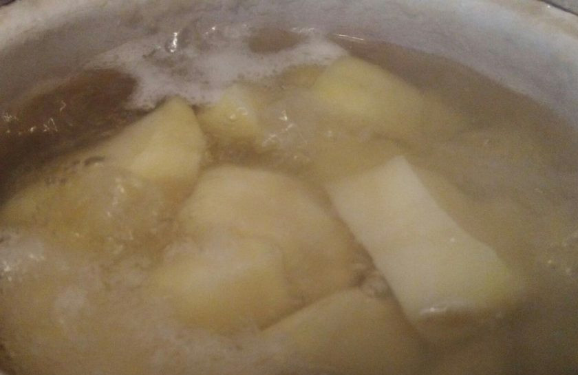 1. Этап. Жареные пирожки (простой рецепт на сыворотке): 2. Пока готовим тесто, нужно отварить картофель до готовности.