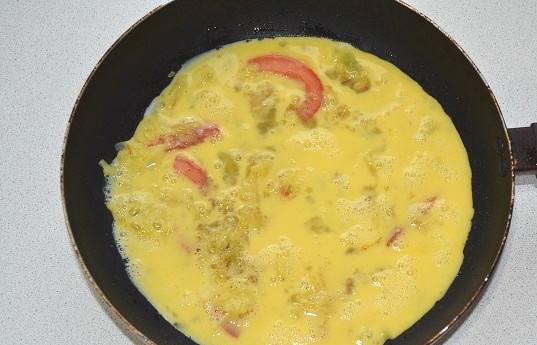 1. Этап. Мандирмак: 10. Вылейте на сковороду, накройте крышкой и томите до готовности на среднем огне.