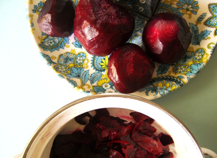 1. Этап. Свекла с чесноком и майонезом: Очищаем свеклу. Если обдать ее, еще горячую, холодной водой, то этот процесс пройдет легче.