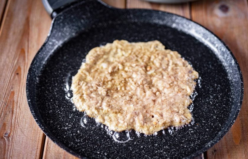 1. Этап. Блины из баклажанов: В сковороде разогрейте растительное масло и выложите порцию теста, формируя блинчик. Обжарьте блинчик с одной стороны на среднем огне до золотистости.