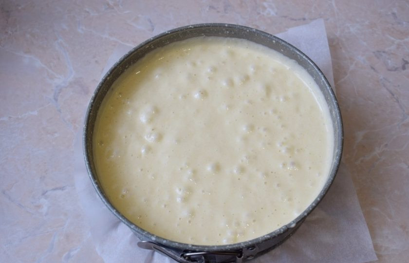 1. Этап. Бисквитный торт с крем-чизом: К взбитым яйцам в 3-4 приема подмешайте мучную и молочную массу. Тесто замешивайте вручную венчиком. Готовое тесто перелейте в форму для выпечки (диаметром 20 см.). Поставьте в духовку разогретую до 180 градусов на 45-60 минут. Готовый бисквит извлеките из формы и остудите. Для торта разрежьте бисквит на 3-4 коржа.