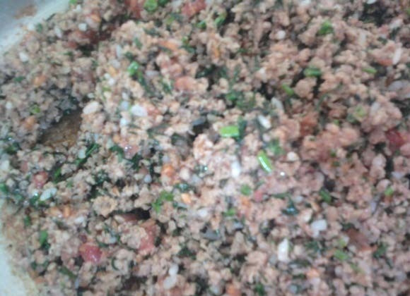 1. Этап. Котлеты из креветок: 4. Креветки, грудинку (бекон) и зелень смешиваем и пропускаем через мясорубку или измельчаем с помощью блендера.