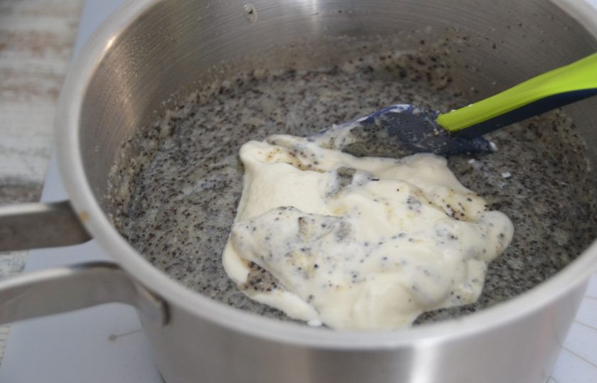 1. Этап. Маковый пирог со сметанной заливкой: Добавьте в сотейник сметану (150 грамм) и половину пакетика ванильного сахара. Размешайте, охладите начинку.