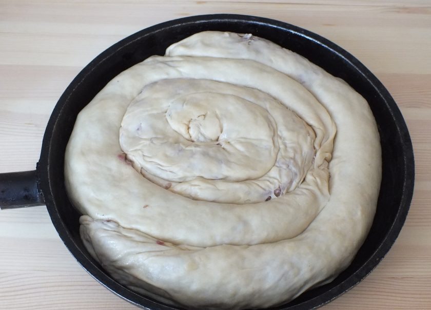 1. Этап. Бурма с мясом в духовке: Включите духовку на 180 градусов. Круглую форму (диаметр примерно 24 см.) смажьте маслом, выложите первый рулет 