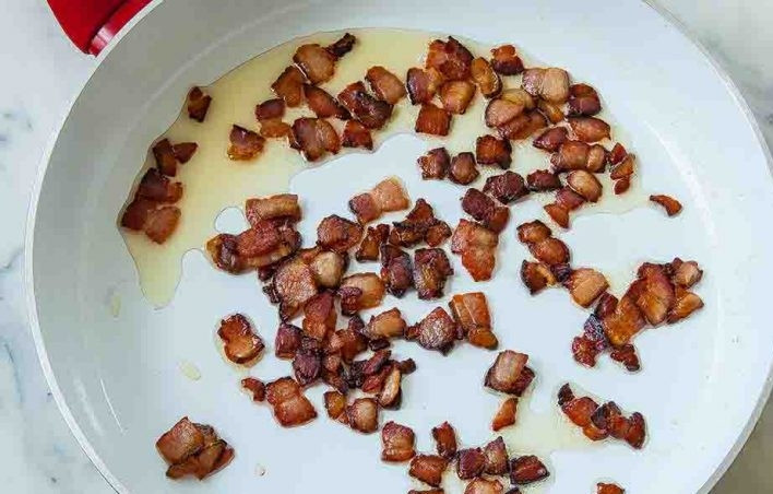 1. Этап. Спагетти с беконом, томатами и яйцом-пашот: 1. Отварите в подсоленной воде спагетти. Нарежьте бекон небольшими кубиками. Выложите его на разогретую поверхность, обжарьте до образования золотистой корочки.