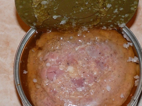 1. Этап. Вкусный борщ с тушенкой: 9. Откройте баночку тушенки.