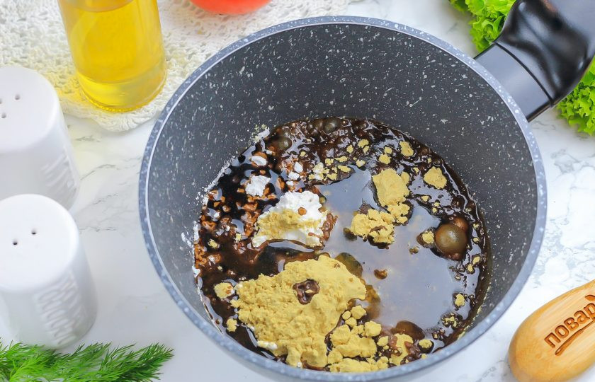 1. Этап. Горчично-соевый соус: Влейте соевый соус, воду и растительное масло. Переместите емкость на плиту и включите минимальный нагрев.