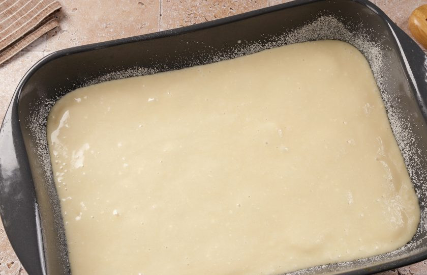 1. Этап. Заливной пирог с бананами: Полейте бананы оставшимся тестом и выпекайте в духовке при температуре 180 градусов около 40 минут. Готовность проверяйте деревянной шпажкой, на выходе она должна быть сухая.