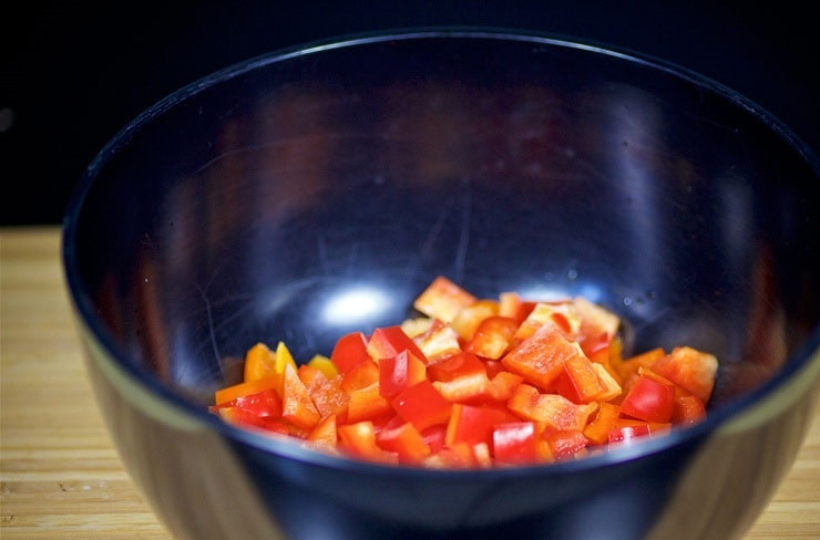 1. Этап. Салат с овощами, ветчиной и макаронами: 2. Очистите сладкий перец, нарежьте его небольшими кубиками.