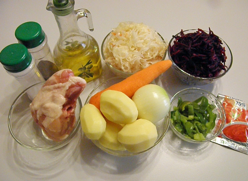 1. Этап. Борщ с кислой капустой: Приготовьте продукты для борща. Я заранее нарезала соломкой свеклу, все очистила. Если хотите сварить борщ на говядине или свинине, то заранее приготовьте бульон. Я варю на курице.