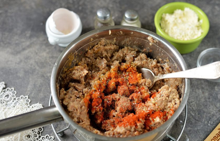 1. Этап. Диетические гречневые оладьи: Всыпьте любимые приправы и прованские травы для вкуса и аромата. Добавьте 1-2 столовые ложки кукурузной, овсяной или гречневой муки для лучшей клейкости.