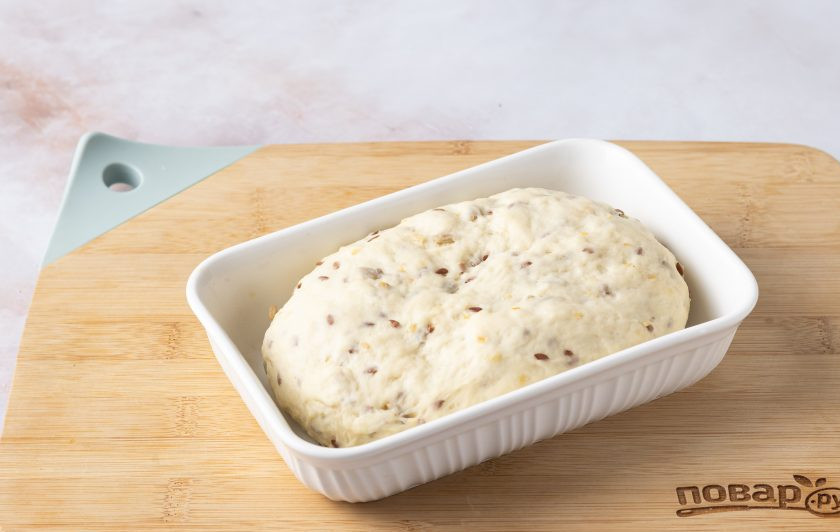 1. Этап. Зерновой хлеб на дрожжах: Обомните тесто и сформируйте хлеб. Выложите его в форму для выпечки. Накройте полотенцем и дайте постоять еще 20-30 минут. Выпекайте хлеб 35-40 минут в разогретой до 180 градусов духовке.