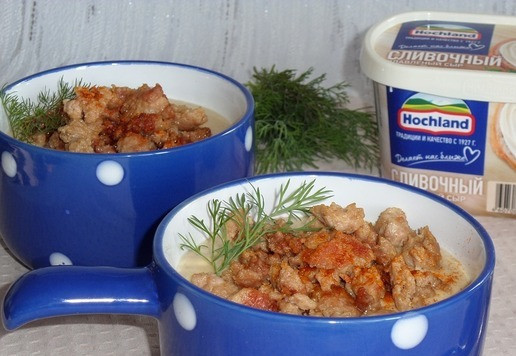 1. Этап. Суп-пюре из цветной капусты: Разливаем суп-пюре по тарелкам. Добавляем обжаренный мясной фарш и зелень. По вкусу можно добавить молотую паприку. Подаем суп.