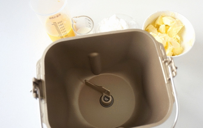 1. Этап. Кекс Столичный в хлебопечке: Чашу хлебопечки подготовьте, установите нож.