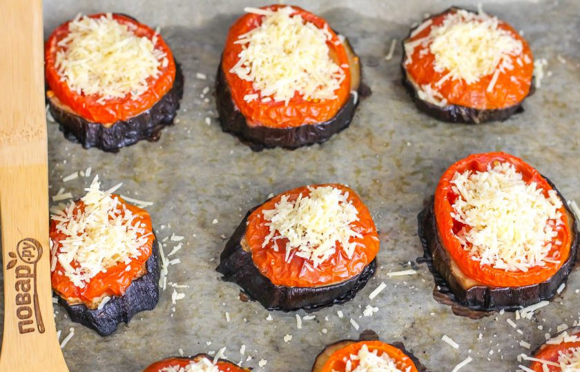 1. Этап. Медальоны из баклажанов: Затем присыпьте сверху тертым сыром и запеките еще 2-3 минуты до его расплавления.