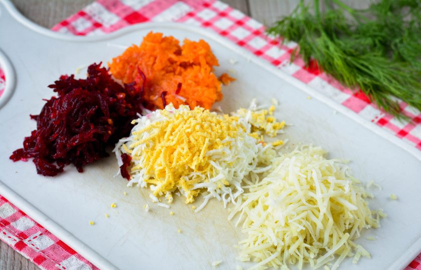 1. Этап. Селедка под шубой на хлебе: Заранее сварите свеклу, картофель, морковку и яйца. Свекла варится дольше всего - 30-35 минут, картофель и морковка - 20, а яйца - 10 минут. Все сваренные продукты остудите, почистите и натрите на мелкой терке.