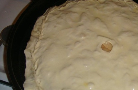 1. Этап. Чуду с мясом: Теперь раскатайте меньший кусочек теста и накройте им мясо с картошкой. Защипните края так, чтобы получилась косичка, тогда пирог не распадется в процессе приготовления. В центре пробейте дырочку для выхода пара. Обмажьте изделие яичным желтком, который даст румяную корочку. Выпекайте чуду при двухсот двадцати градусах в духовке около двадцати минут. Готовое блюдо положите в полиэтиленовый пакет на пять минут, тогда оно будет еще мягче и сочнее.