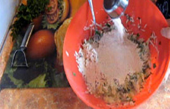 1. Этап. Кабачковые оладьи без яиц: Размешивая, добавляем муку.