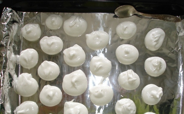 1. Этап. Торт Арт: Взбейте белки с сахаром. Поместите смесь в целлофановый пакет (кондитерский мешок) и выдавите на противень, застеленный фольгой.