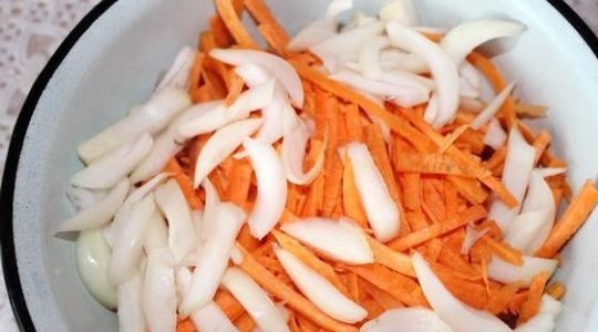 1. Этап. Курица Хе: Лук нашинкуйте четвертинками. Добавьте его к моркови.