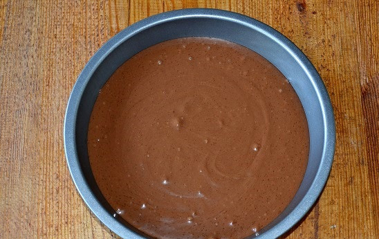 1. Этап. Сумасшедший пирог: Выливаем тесто в форму и отправляем в духовку на 40 минут.