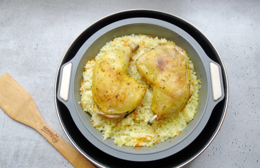 1. Этап. Окорочка с рисом в духовке: Запекайте окорочка с рисом в духовке при температуре 185-190 градусов 60-90 минут. Время запекания зависит от вашей духовки и риса.