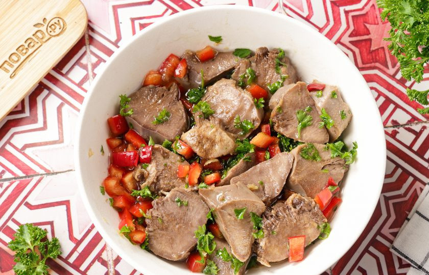 1. Этап. Язык маринованный: Перемешайте всё ещё раз. Уберите язык для маринования в холодильник на ночь. Миску прикройте тарелкой или затяните пищевой плёнкой. Периодически язык необходимо перемешивать.